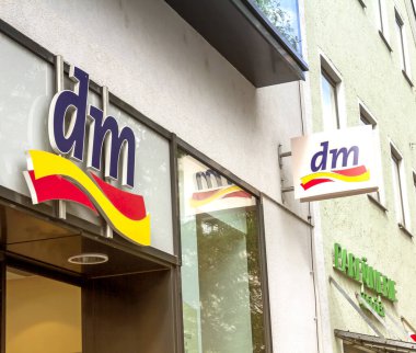 Ingolstadt, Almanya, 19 AUG 2017 Dm drogeriemarkt işareti. Merkezi Karlsruhe 'de bulunan Dm-drogerie markt, kozmetik, sağlık ve ev ürünleri ve gıda ürünleri için bir perakende mağaza zinciri..