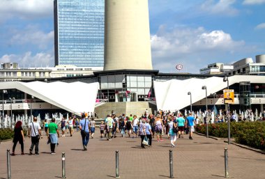Alexanderplatz 'daki Berlin TV Kulesi, Berlin' in merkezindeki radyo ve televizyon vericileri için..