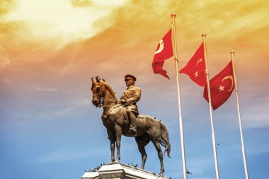 Atatürk anıtı şehir merkezinde, Ulus.
