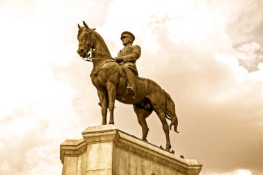 Şehir merkezinde Atatürk anıtı, Ulus