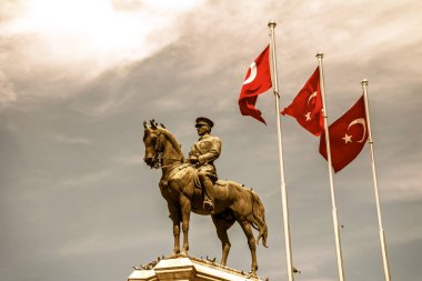 Şehir merkezinde Atatürk anıtı, Ulus