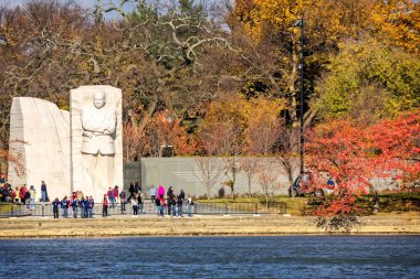 Granite oyulmuş sivil haklar liderinin portresini içeren Martin Luther King Jr. Anıtı, 2011 yılında Başkan Barack Obama tarafından ithaf edilmiştir..