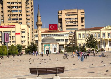 İzmir, Türkiye - Temmuz 2014: Tarihi saat kulesi, 1901 yılında inşa edildi ve İzmir 'in sembolü olarak kabul edildi. Konak Meydanı 'nda yürüyen sıradan insanlar