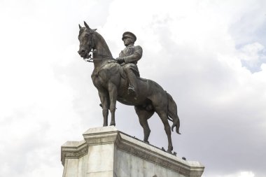 Şehir merkezinde Atatürk anıtı, Ulus