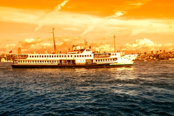 Ferry Passagers Traversant Détroit Bosphore Istanbul — Photo