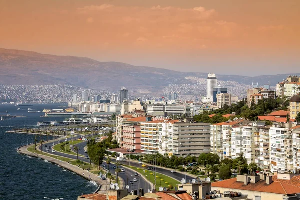 İzmir, Türkiye: İzmir 'in Konak ilçesi. İzmir, Türkiye 'de daha popüler bir turizm beldesi.
