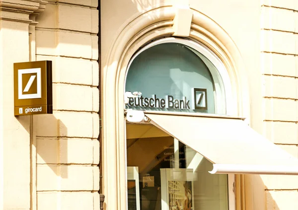 ドイツのバンベルク Deutsche Bankのロゴドイツ銀行Agは フランクフルトに本社を置くドイツのグローバル銀行および金融サービス会社です — ストック写真