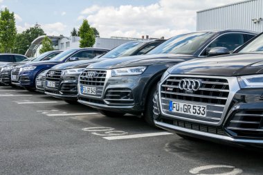 Audi 'nin oto galerilerinde Audi amblemi, Alman otomobil üreticisi, tasarımcı, mühendis, üretici, piyasa ve lüks otomobil üreticisi.