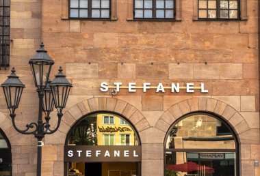 Nurnberg, Almanya: Stefanel mağazası. Ünlü İtalyan markası. Zarif elbiseler, paltolar ve parkalar, hırkalar, örgü giysiler, gömlekler. Moda.