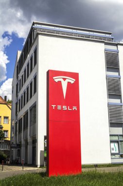 Nurnberg, Almanya: Tesla Motors hizmet merkezi içinde birçok lüks Tesla arabaları var. Tesla elektrikli araba tasarlayan, üreten ve satan bir Amerikan şirketidir.