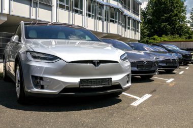 Nurnberg, Almanya: Tesla Motors hizmet merkezi içinde birçok lüks Tesla arabaları var. Tesla elektrikli araba tasarlayan, üreten ve satan bir Amerikan şirketidir.