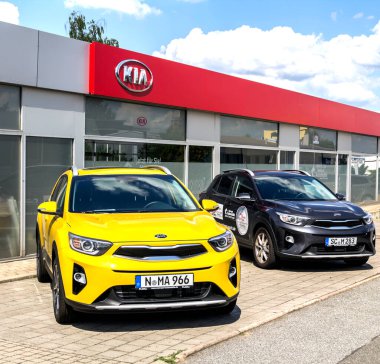 Schwabach, GERMANY: Kia otomobil bayii işareti. Kia, Güney Koreli otomobil ve ticari araç üreticisi..