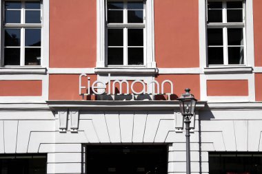 FIELMANN-OPTIK mağazası. Fielmann AG, perakende göz giyimine odaklanan bir Alman optik firması..