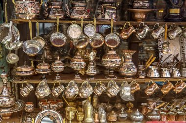 Bir sürü geleneksel Türk bakır el işçiliğine sahip dükkan manzarası.