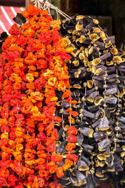 Ankara 'da pazarda Kurutulmuş Patlıcan, Biber ve Diğer Kurutulmuş Sebzeler İpe Asıldı