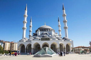 Ankara, Türkiye - 5 AUG 2018: Yeni inşa edilen Ulus Melike Hatun Camii 'nin manzarası 2017 yılında kamuoyuna açıldı.
