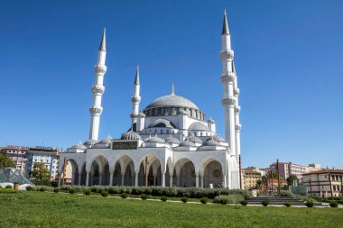 Ankara, Türkiye - 5 AUG 2018: Yeni inşa edilen Ulus Melike Hatun Camii 'nin manzarası 2017 yılında kamuoyuna açıldı.