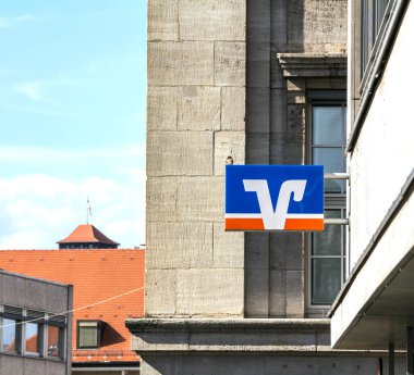 Nurnberg, Almanya, 3 Haziran 2018: Volksbank şubesi. Alman kredi birliği Volksbank Raiffeisenbank 'ın logosunu imzalayın..