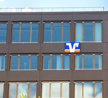 Nurnberg, Almanya: Volksbank şubesi. Alman kredi birliği Volksbank Raiffeisenbank 'ın logosunu imzalayın..