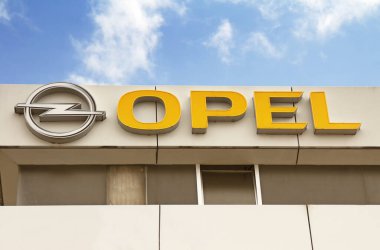 Nurnberg, Almanya: Opel satıcısı. Opel, Alman otomobil üreticisi ve Ağustos 2017 'den beri Fransız PSA' nın bir parçasıdır..