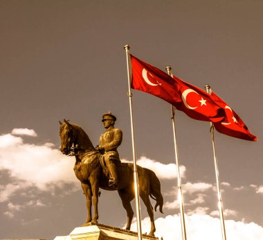 Atatürk anıtı şehir merkezinde, Ulus.