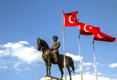 Atatürk anıtı şehir merkezinde, Ulus.