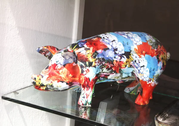 カラフルなセラミック豚の形 — ストック写真