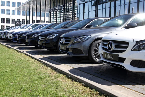Nurnberg, Almanya: Mercedes-Benz 'in resmi satıcısı. Mercedes-Benz, Alman lüks otomobil üreticisi.