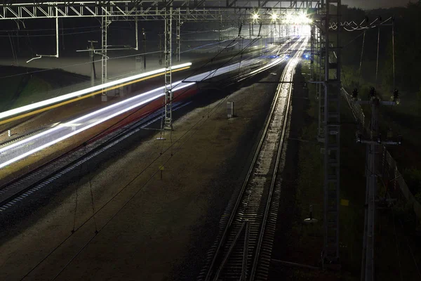 Geçen tren Köprüsü, raylar, tren, ışık gece alınan gece fotoğrafları 