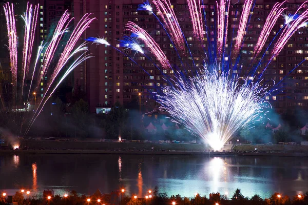 Fireworks uygulamasında, Moskova Park akşam yaz 2018 çekilen fotoğraflar, Selam, gökyüzü, su 