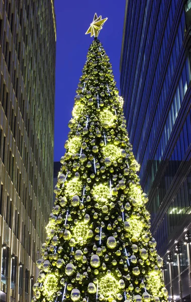 Güzel çizmek için yeni yıl ve Noel görüntüleri filme alışveriş merkezi beyaz Meydanı Moskova Rusya tarihi yanındaki sokakta: 9.12.2018 yıl, Noel teçhizatları ve bir ev fotoğraf arka plan fotoğrafı gösteriyor.