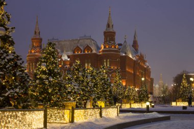 Noel ve yeni yıl için güzel bir tasarım merkezi Moskova görüntüleri filme Moskova, Rusya tarihi merkezinde sokak: 24.12.2018 yıl, Noel teçhizatları ve bir ev fotoğraf arka plan fotoğrafı gösteriyor.