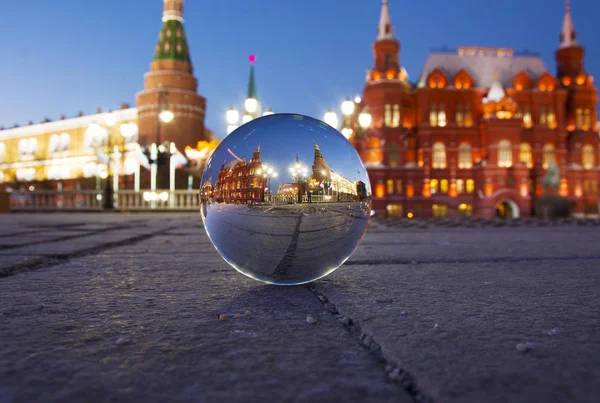 Фото Центра Москвы Через Стеклянный Шар Съемка Улице Центре Москвы — стоковое фото