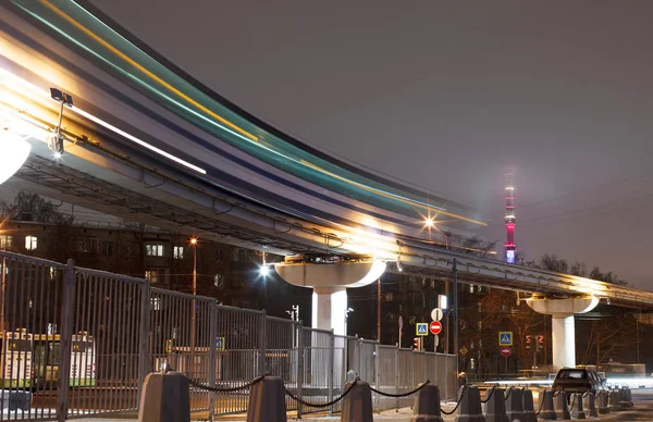 Tram Passeren Het Park Een Lange Blootstelling Beelden Genomen Het — Stockfoto