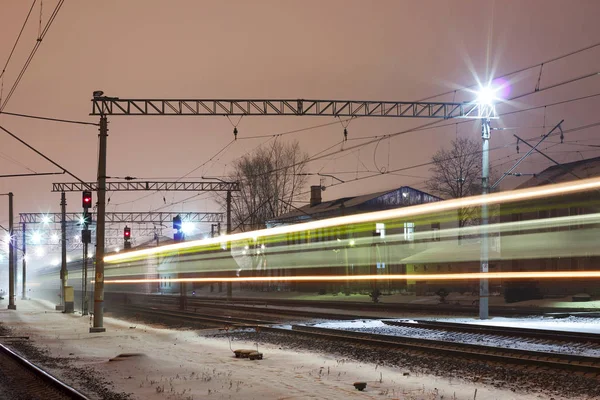 Tramwaj Przechodząc Parku Długich Ekspozycji Sfilmowanych Parku Moskwa Rosja Strzelanie — Zdjęcie stockowe