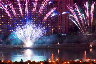 Moskova şehir 2018 evde, havai fişek, gökyüzü çatıdan çekilen fotoğraflar üzerinde güneş battıktan sonra güzel havai fişek 