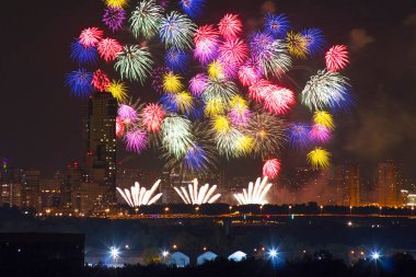 Moskova şehir 2017 evde, Selam, gökyüzü çatıdan çekilen fotoğraflar üzerinde güneş battıktan sonra güzel havai fişek