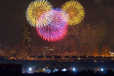 Moskova şehir 2017 evde, Selam, gökyüzü çatıdan çekilen fotoğraflar üzerinde güneş battıktan sonra güzel havai fişek