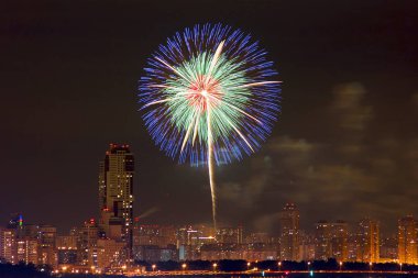 Moskova şehir 2017 evde, Selam, gökyüzü çatıdan çekilen fotoğraflar üzerinde güneş battıktan sonra güzel havai fişek