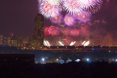 Moskova şehir 2017 evde, Selam, gökyüzü çatıdan çekilen fotoğraflar üzerinde güneş battıktan sonra güzel havai fişek