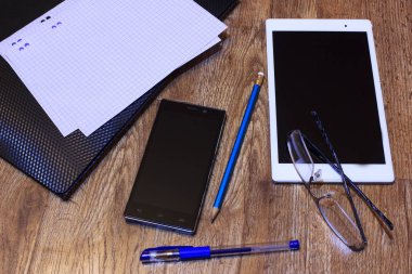 Modern bilgisayar aygıtları ahşap arka plan house, Moskova, katta çekilen fotoğraflar 09.01.2018, telefon, kalem, defter 