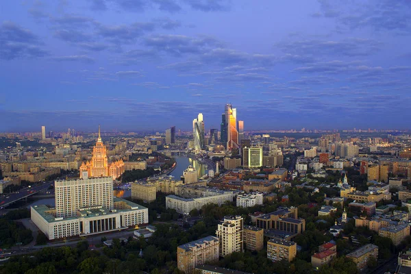 Şehir ve bina, gökyüzü, nehir gökdelenler içinde merkezi Moskova Yaz 2015, çekilen fotoğrafları görünümü 
