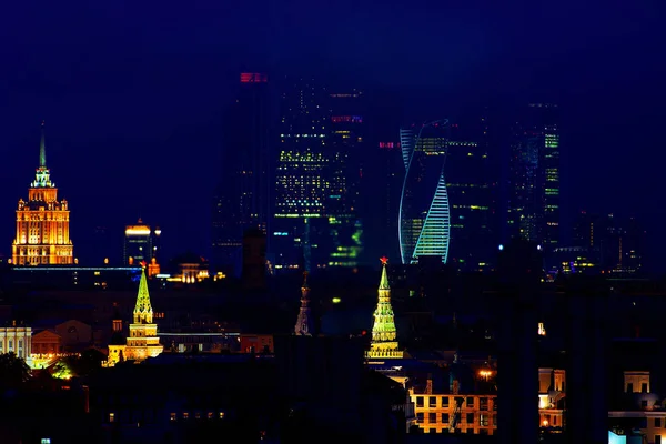 莫斯科市中心的城市和摩天大楼的景色 6年冬季和夏季在莫斯科拍摄的照片 — 图库照片