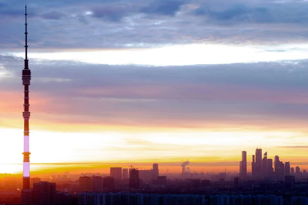 都市の高層ビル建物は モスクワでの冬と夏 2016 撮影したモスクワ写真のセンターで空市ビュー — ストック写真