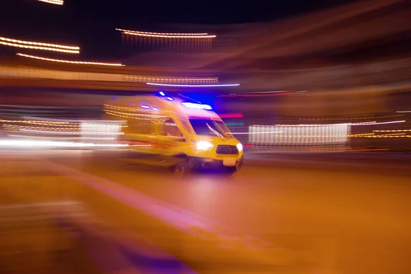 Araba yüksek hızda karayolu üzerinde acele Yol kenarında çekilen Fotoğraf , Moskova, ilkbahar 2019, gökyüzü, ambulans, yol 