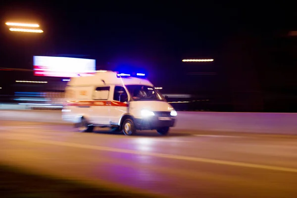 Araba yüksek hızda karayolu üzerinde acele Yol kenarında çekilen Fotoğraf , Moskova, ilkbahar 2019, gökyüzü, ambulans, yol 