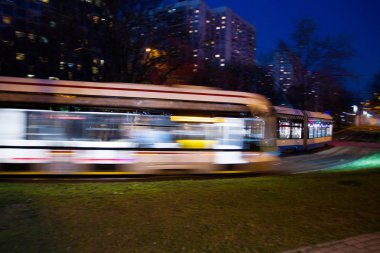 Tramvay büyük bir hızla otoyolaşağı doğru akıyor Fotoğraf yol kenarından çekilen,Moskova, ilkbahar 2019, gökyüzü, tramvay, yol 