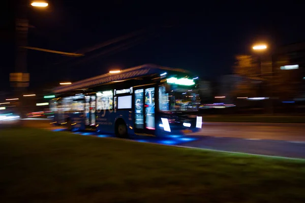Tram Rijdt Langs Snelweg Met Grote Snelheid Foto Genomen Van — Stockfoto