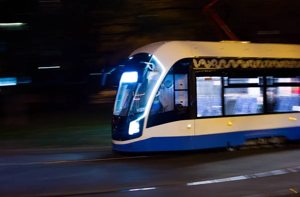 Tram Rushes Langs Rails Hoge Snelheid Foto Genomen Van Weg — Stockfoto