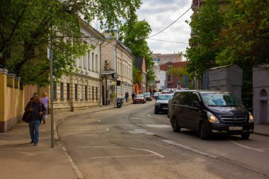Moskova'nın merkezinde güzel mimari Şehir caddesinde çekilen fotoğraf, Moskova, ilkbahar 2019, gökyüzü, binalar, cephe 